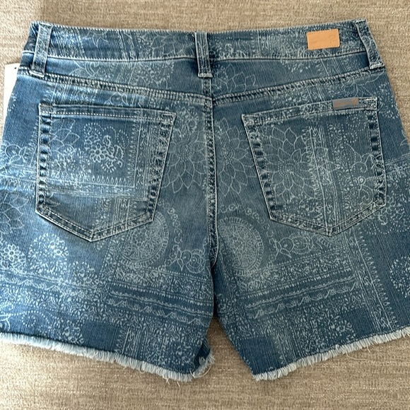 Seven7 Fray Hem Comfort “Kaui” Floral Pattern Weekend Shorts Size 8. NWT - Picture 5 of 12